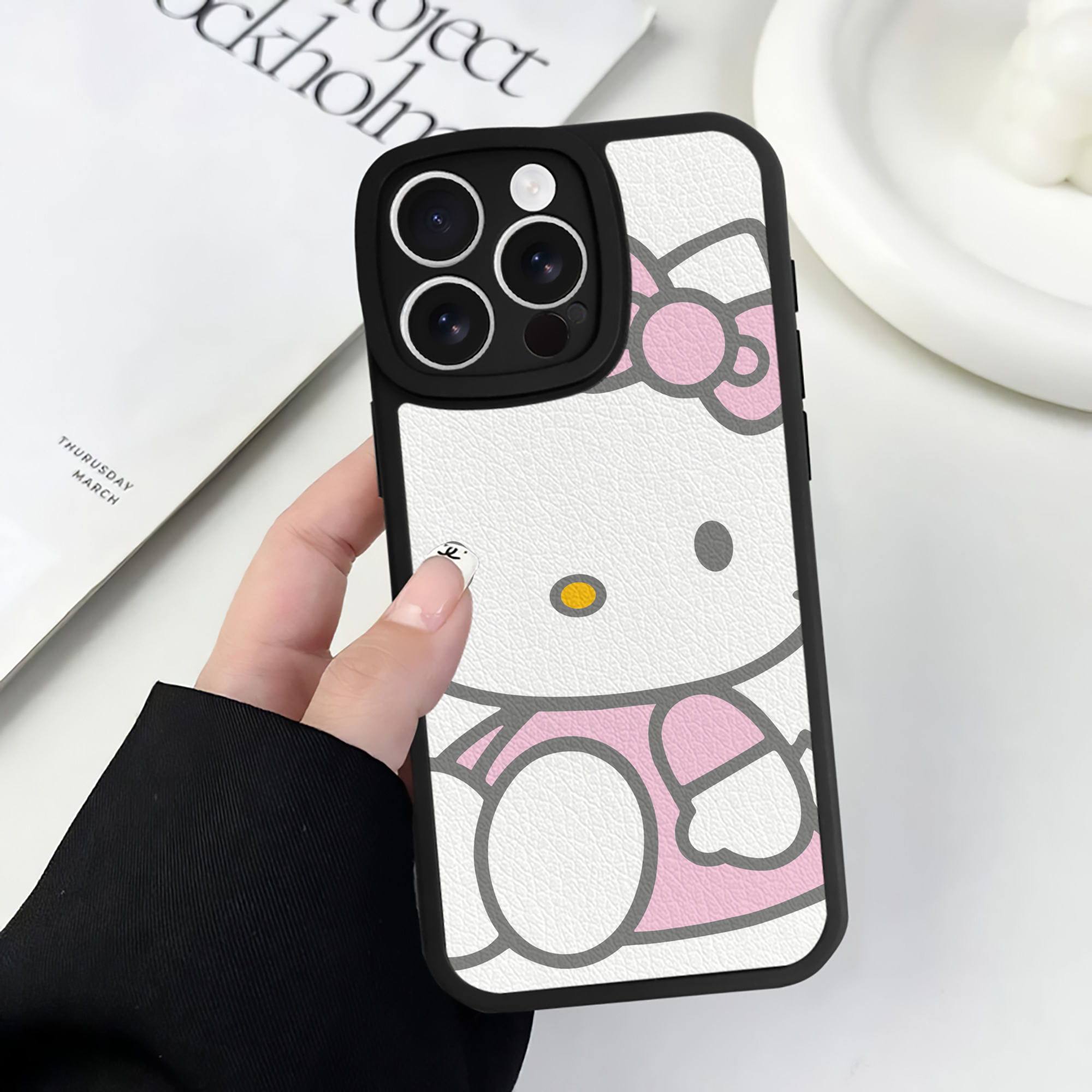 （画像用） Hello Kitty ハローキティ 【iPhone 16シリーズ対応】シリコンスマホケース（レザー調） 材質：シリコン